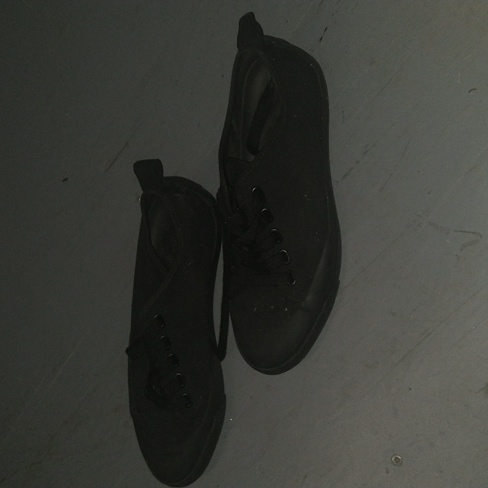 Uniqlo Black Laced Sneakers